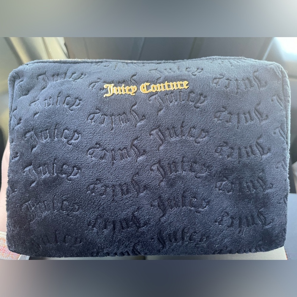Juicy Couture makeup bag in Black 🖤!!